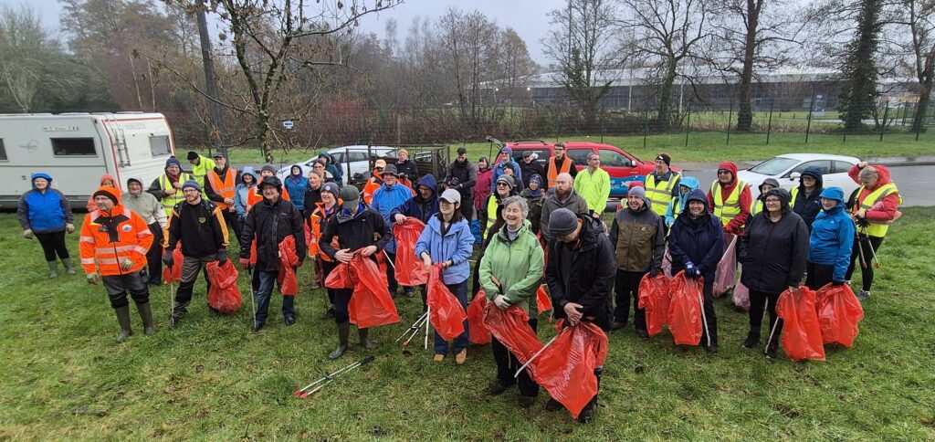 Group photo Cardiff rivers group litter Pickering